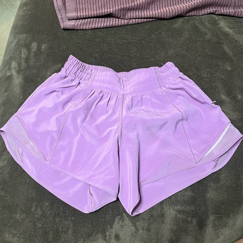 Lululemon hotty hot low rise lines short 4”